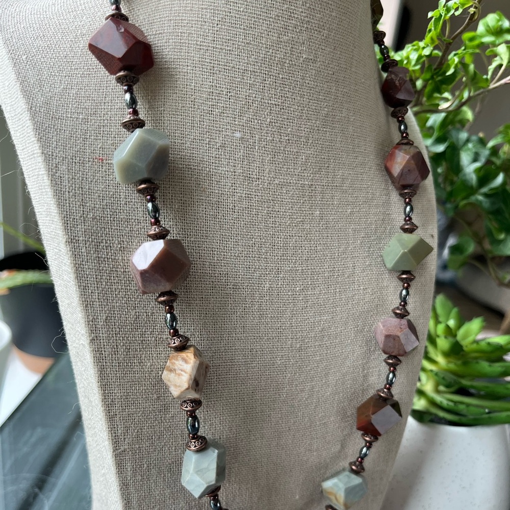 N172 Faceted stone necklace 22” long reds browns tiger stripes, matching bangle